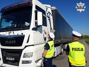 policjanci przy pojeżdzie ciężarowym