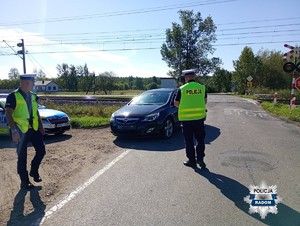 policjanci przy kontrolowanym aucie