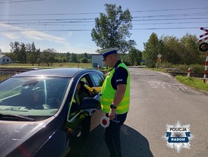 policjant przy aucie