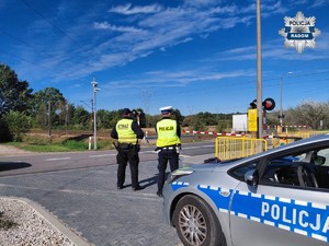 policjant i funkcjonariusz SOK przy torach kontrolują