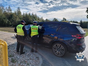 policjant i funkcjonariusz SOK przy torach kontrolują