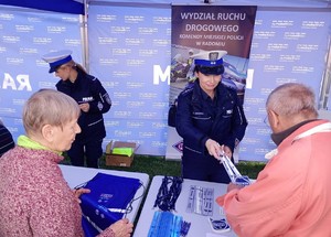 policjantka rozdaje seniorkom odblaski