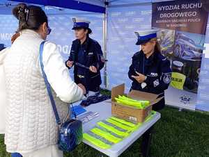 policjantki rozdaja odblaski i rozmawiaja z seniorami