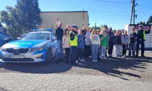 zdjęcie grupowe przy radiowozie