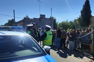 radiowóz policjanci i grupa uczniów