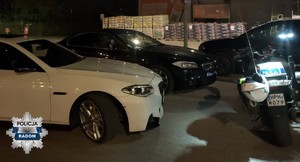 pojazdy i policyjny motocykl