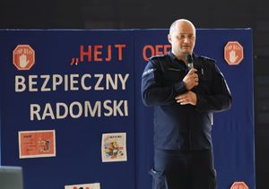 policjant trzyma mikrofon