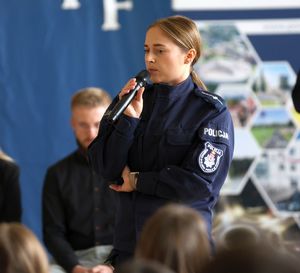 policjantka trzyma mikrofon