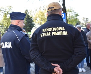 policjant i strażak stojący tyłem