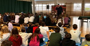 prelekcja na sali gimnastycznej w tle policjant