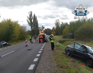 policjanci pracuja na miejscu wypadku, dwa pojazdy w rowie