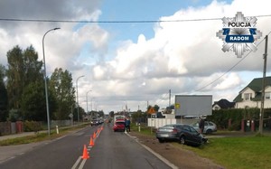 miejsce wypadku jeden pojazd na ulicy drugi na poboczu