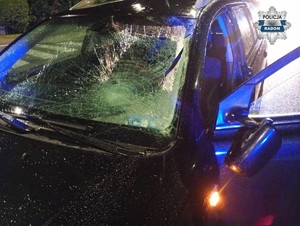 rozbita szyba w aucie po wypadku