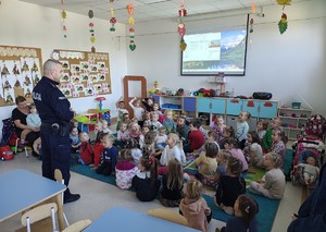 policjant i grupa przedszkolaków