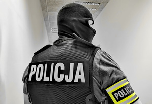 ilustracja policjant w kominiarce i kamizelce