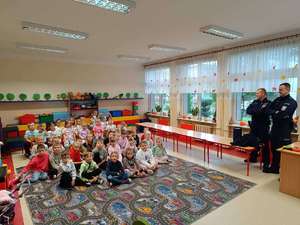 dwaj policjanci i uczniowie na sali w szkole