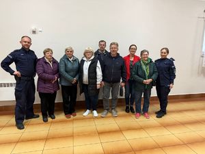 grupa seniorów i dwoje policjantów