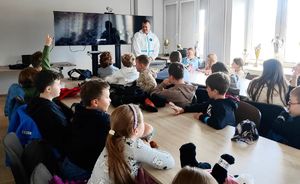 na świetlicy grupa dzieci w tle policjant technik kryminalistyki