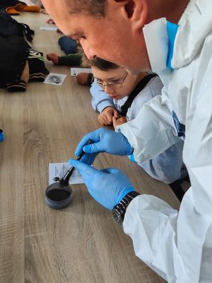 technik pokazuje dziecku jak zabezpiecza się slady