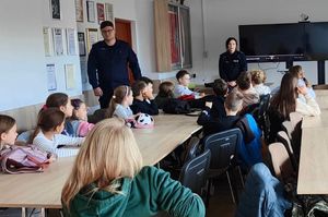 dwoje policjantów i dzieci na świetlicy