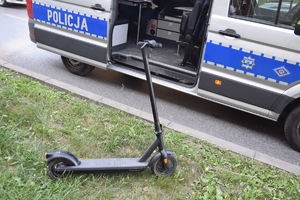 zdjęcie poglądowe hulajnoga i radiowóz