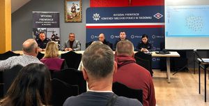 na sali mieszkancy w tle przy stole policjanci i wójt gminy