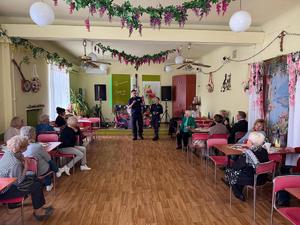 policjanci i grupa seniorów na sali