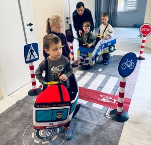 dzieci mini miasteczko ruchu w tle policjantka