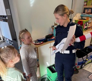 policjantka i dzieci