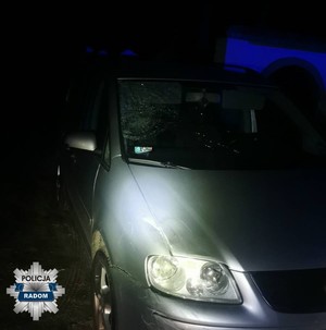 fragment uszkodzonego pojazdu po wypadku