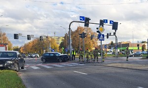 rozbite samochody na skrzyżowaniu po wypadku