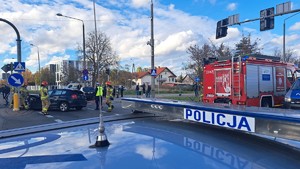 miejsce wypadku na skrzyżowaniu, pojazdy słuzb i dwa rozbite auta