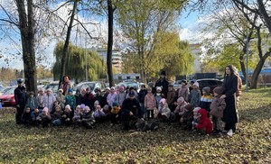 zdjęcie grupowe przed budynkiem komendy, grupa dzieci policjanci i opiekuni przedszkolaków