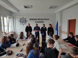 policjanci i uczniowie na świetlicy w komendzie