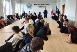 policjanci i uczniowie na świetlicy w komendzie