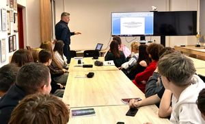 policjanci i uczniowie na świetlicy w komendzie