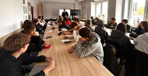 policjanci i uczniowie na świetlicy w komendzie