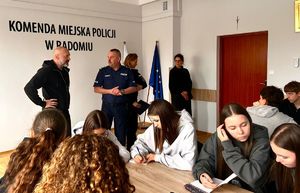 policjanci i uczniowie na świetlicy w komendzie