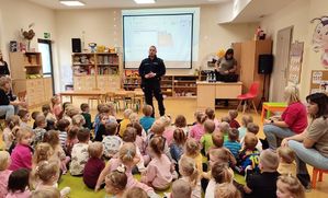 policjant grupa dzieci na sali podczas prelekcji