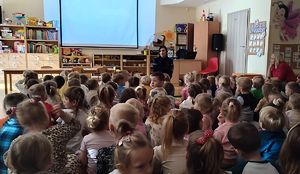 policjantka i grupa przedszkolaków na sali podczas prelekcji