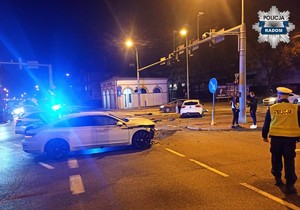 miejsce wypadku, na skrzyzowaniu rozbite auta widac pracujacych policjantów