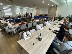 dzieci w pomieszczeniu przy stolikach