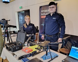 dwoje policjantów i policyjny sprzęt