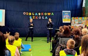 dwie policjantki na sali w szkole