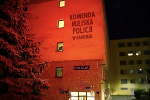 podświetlony na czerwono budynek komendy