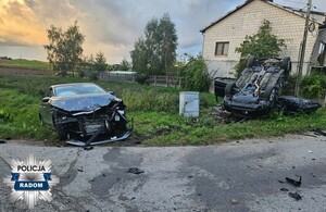 miejsce wypadku, dwa pojazdy uszkodzone poza droga jeden z nich leży na dachu