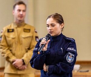 policjantka a w tle strażak