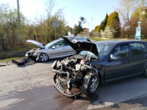 uszkodzone pojazdy w miejscowości Cerekiew