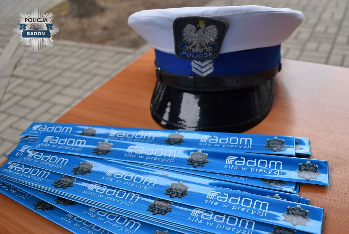 Policjanci przypominają o odblaskach: pieszy z odblaskiem widoczny nawet ze 150 metrów