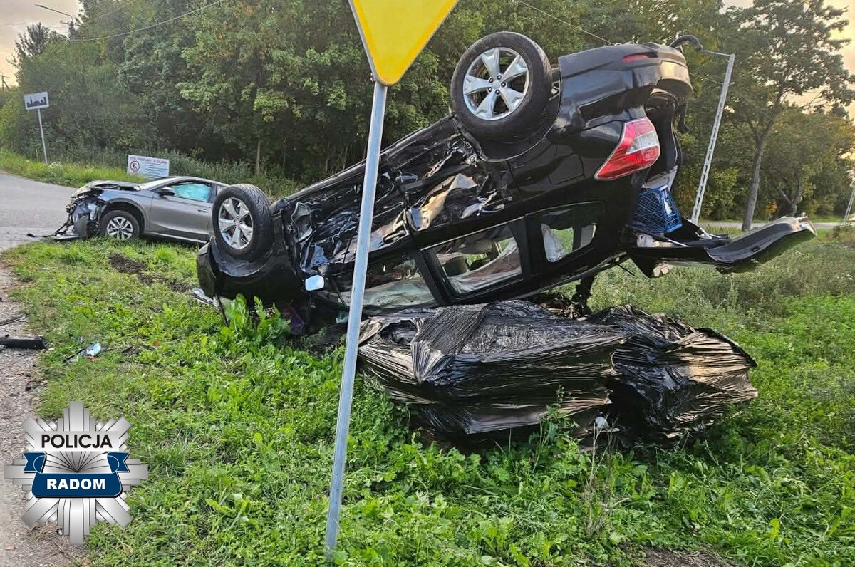 Zderzenie subaru i skody w Gulinku w gminie Zakrzew, jedna osoba ranna